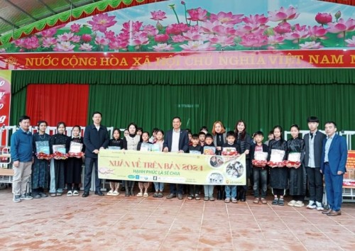 Hội Từ Thiện cộng đồng người Việt Nam ở Hàn Quốc tặng quà tại xã Đức Xuân