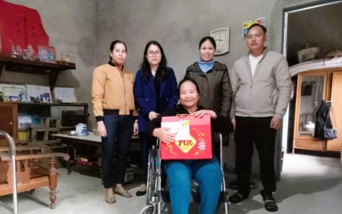 Trưởng ban Kinh tế HĐND huyện Bắc Quang tặng quà tết cho các hộ nghèo xã Việt Vinh
