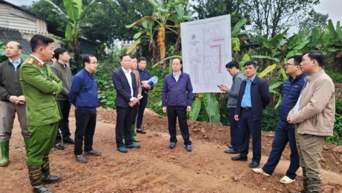 Bí thư Huyện ủy Hà Việt Hưng kiểm tra mặt bằng khu tái định cư tại các xã