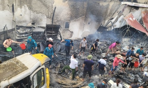Xã Đồng Yên, một siêu thị bị thiêu rụi do hỏa hoạn