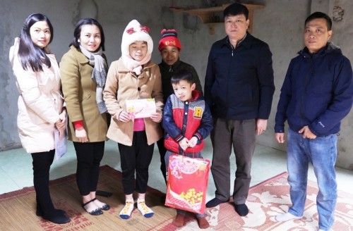 Đồng chí Ngô Văn Hiếu Phó chủ tịch Thường trực UBNDhuyện tặng quà tết cho các hộ nghèo xã Quang Minh