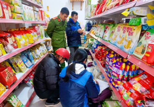 Xã Tân Quang  kiểm tra an toàn thực phẩm trong dịp Tết Nguyên đán Giáp Thìn