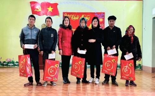 Tòa án nhân dân huyện Bắc Quang thăm hỏi và tặng quà Tết cho các hộ gia đình tại xã Việt Vinh