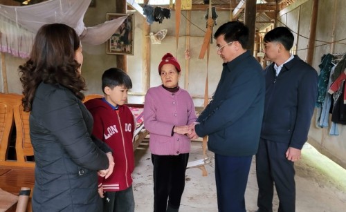 Chủ tịch UBND huyện tặng quà tết các gia đình chính sách xã Đông Thành