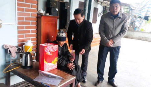Trưởng Ban Tuyên giáo Huyện ủy Bắc Quang thăm và tặng quà tết tại xã Vĩnh Hảo