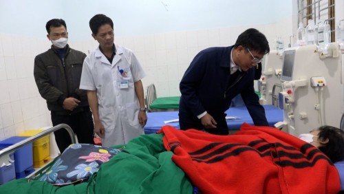 Chủ tịch UBND huyện Phùng Viết Vinh chúc tết tặng quà tại Bệnh viện ĐKKV Bắc Quang