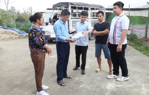 Đồng chí Nguyễn Đàm Thuyên kiểm tra thực hiện cá Dự án chăn nuôi tại xã Tân Thành