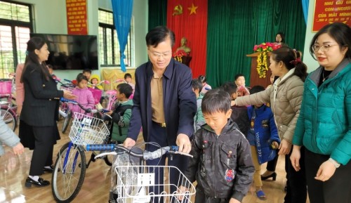Chủ nhiệm UBKT Tỉnh ủy trao xe đạp cho học sinh nghèo xã Hữu Sản