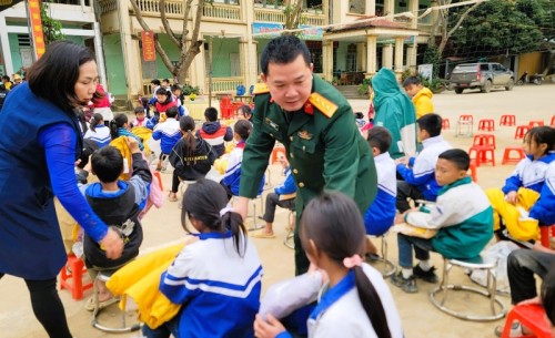 BCH Quân sự huyện trao áo ấm cho học sinh trường Phổ thông DTBT Tiểu học và THCS Thượng Bình
