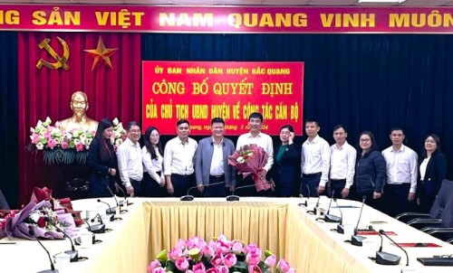 UBND huyện Bắc Quang công bố các Quyết định về công tác cán bộ