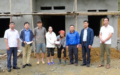  Mặt trận Tổ quốc Việt Nam huyện Bắc Quang trao hỗ trợ xây dựng nhà cho hộ nghèo