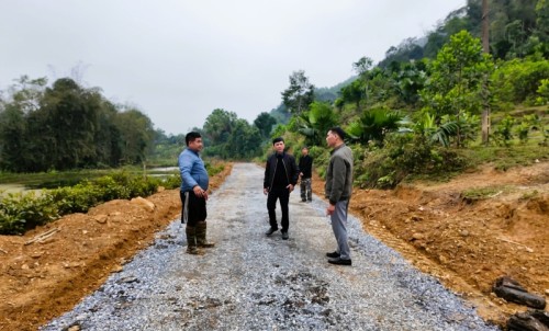 Người dân Đồng Tâm mong mỏi đẩy nhanh tiến độ thi công tuyến đường bê tông liên xã Đồng Tâm – Tân Quang