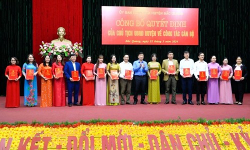Đồng chí Phó Chủ tịch Thường trực UBND huyện Ngô Văn Hiếu trao Quyết định cho cán bộ quản lý các trường học