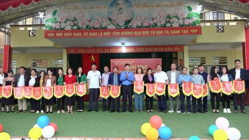 PCT Thường trực UBND huyện Ngô Văn Hiếu trao cờ lưu niệm cho các đoàn