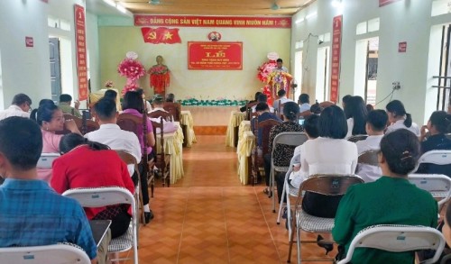 Đảng ủy Việt Vinh trao tặng Huy hiệu Đảng đợt mùng 3/2/2024
