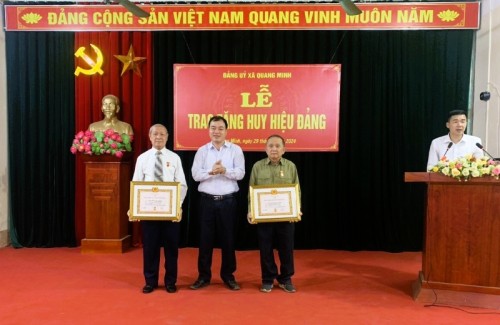 Đảng ủy xã Quang Minh tổ chức trao tặng Huy hiệu Đảng đợt 03/02/2024 