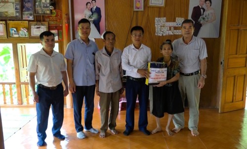 Phó Bí thư Huyện uỷ Lương Tiến Dũng tặng quà người khuyết tật xã Việt Vinh
