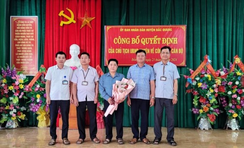 Công bố Quyết định công tác cán bộ xã Đồng Tiến