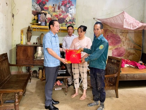 Bí thư Huyện ủy Bắc Quang Hà Việt Hưng làm việc tại xã Hùng An