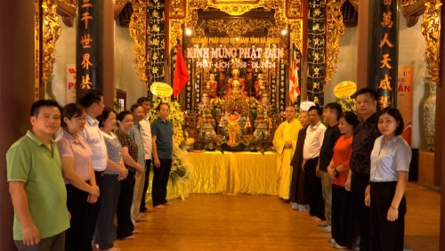 Bí thư Huyện uỷ, Chủ tịch HĐND huyện Hà Việt Hưng thăm, tặng quà Chùa Thiên Ân nhân Đại lễ Phật đản