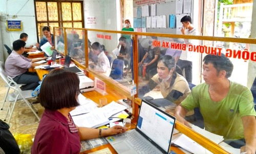 Bộ phận tiếp nhận và trả kết quả xã Quang Minh tăng cường Chứng thực điện tử cho người dân