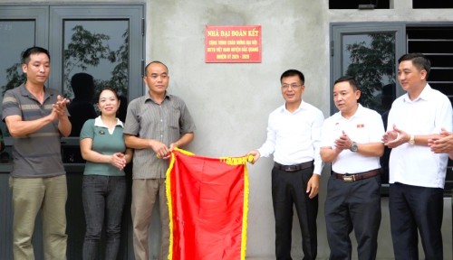 Ủy ban MTTQ huyện trao nhà đại đoàn kết cho hộ nghèo tại xã Việt Vinh