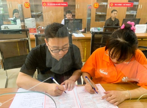 Phòng tư pháp huyện Bắc Quang trả kết quả đăng ký kết hôn với người nước ngoài