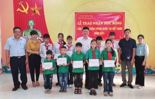 Đại sứ quán Trung Quốc trao học bổng cho học sinh có hoàn cảnh khó khăn của xã Tân Quang