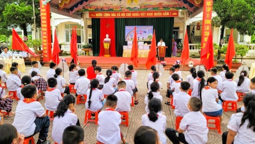 Chủ tịch UBND huyện Phùng Viết Vinh tặng quà tết thiếu nhi 1/6 trường Tiểu học Tân Quang
