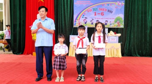 Ảnh, Chủ tịch UBND huyện Bắc Quang trao học bổng cho các cháu học sinh Trường Tiểu học Tân Quang