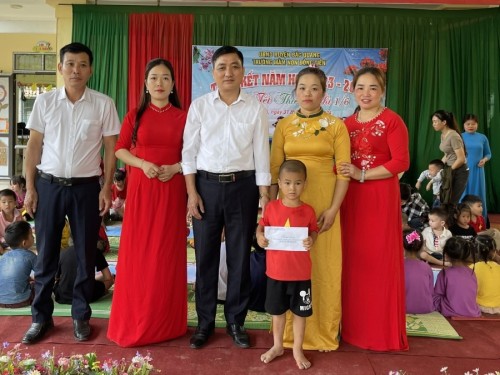 Phó chủ tịch UBND huyện Nguyễn Đàm Thuyên tặng quà Trường Mầm non Đồng Tiến