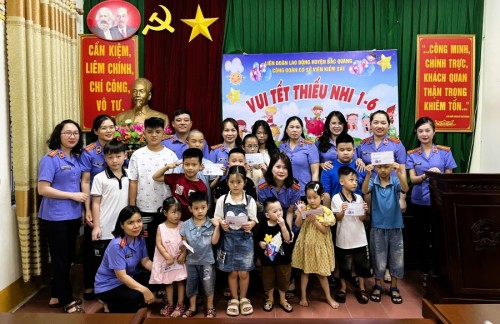Viện kiểm sát nhân dân huyện Bắc Quang tổ chức vui tết thiếu nhi 01/6 cho trẻ em