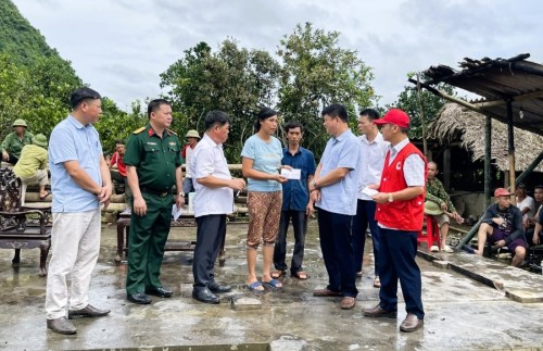 Phó Chủ tịch Thường trực UBND huyện Bắc Quang thăm hỏi và trao tiền hỗ trợ cho gia đình hỏa hoạn tại xã Vĩnh Phúc