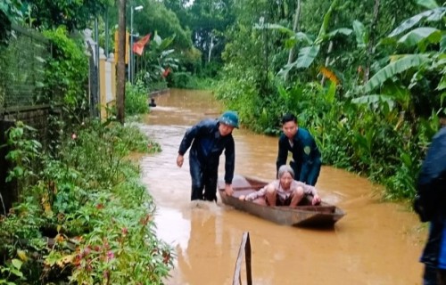 Xã Việt Vinh: Tích cực hỗ trợ, di chuyển người dân ra khỏi khu vực ngập úng