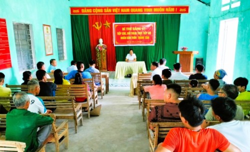 Bí thư Đảng ủy xã Việt Hồng đối thoại với nhân dân thôn Thành Tâm