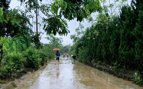 Nhân dân thôn Mỹ Tân khắc phục hậu quả sau lụt bão