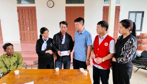 Lãnh đạo UBND huyện Bắc Quang thăm hỏi gia đình có con nhỏ bị đuối nước ở xã Vĩnh Hảo