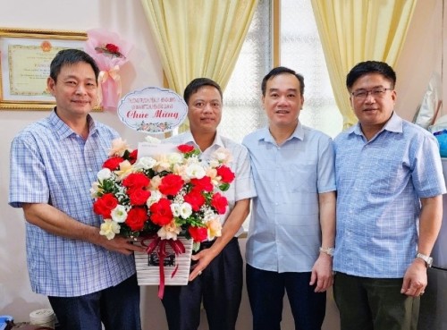 Phó chủ tịch HĐND huyện Nguyễn Công Viên tặng hoa chúc mừng Trung tâm Văn hóa nhân ngày Báo chí Cách mạng Việt Nam