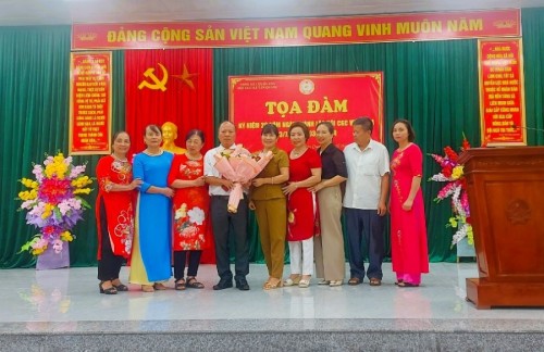 Hội cựu Giáo chức xã Tân Quang tọa đàm kỷ niệm 20 năm ngày thành lập Hội Cựu giáo chức Việt Nam