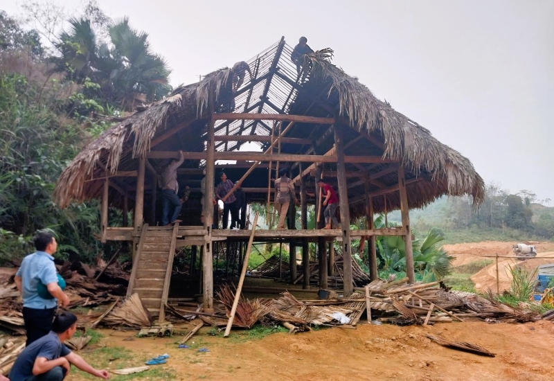Xã Vĩnh Hảo vận động và giúp nhân dân tháo dỡ nhà để thi công cao...