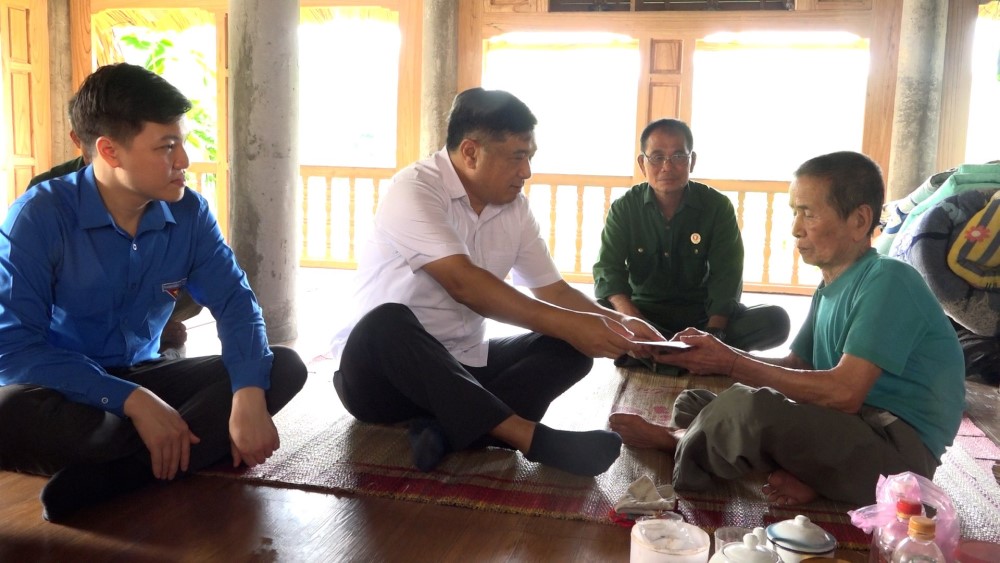 Phó Chủ tịch HĐND tỉnh Hầu Minh Lợi thăm hỏi, tặng quà gia đình...